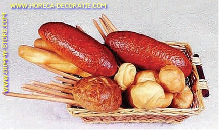 Mand met brood assortiment